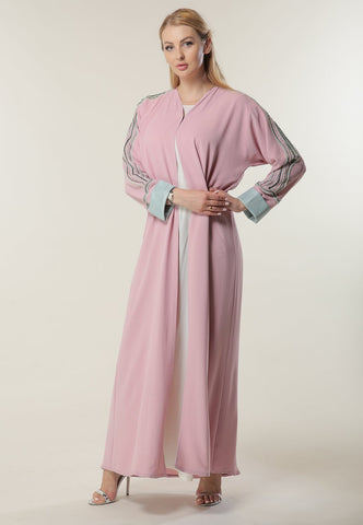 Abayas for a trendy summer look