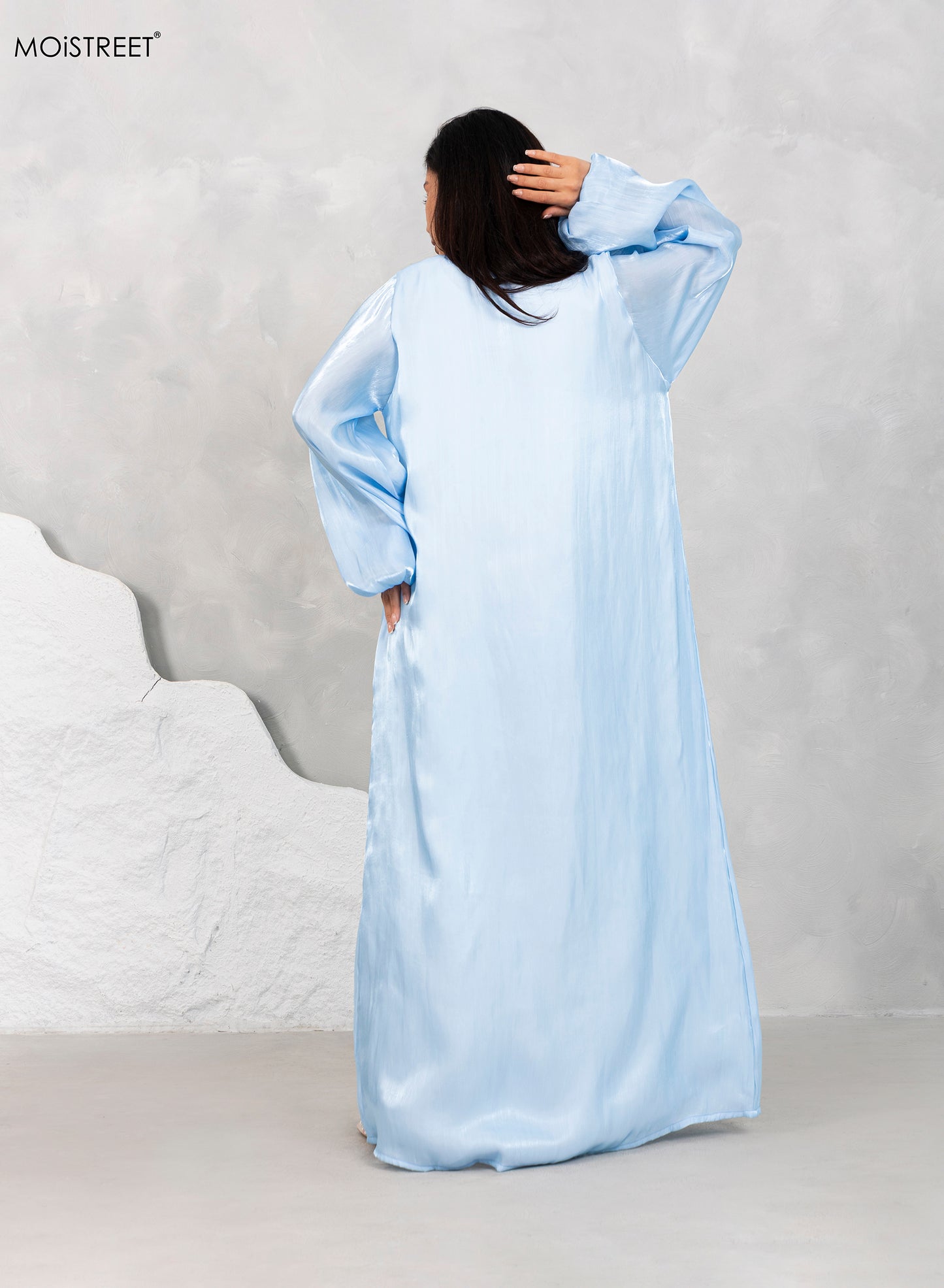 طقم عباية من مويستريت باللون الأزرق الفاتح مع فستان و شيلة